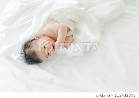 白い布に包まれて寝ている赤ちゃん　 115432775