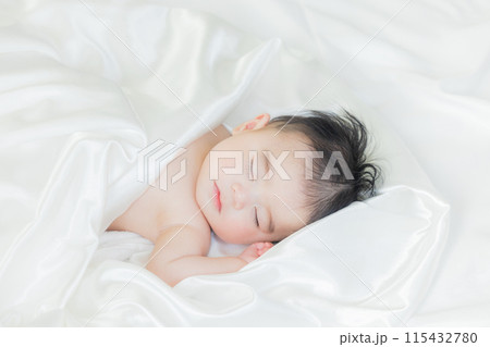 白い布に包まれて寝ている赤ちゃん　 115432780