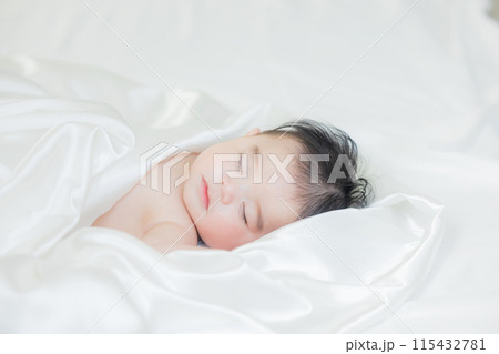 白い布に包まれて寝ている赤ちゃん 白い布に包まれて寝ている赤ちゃん 115432781