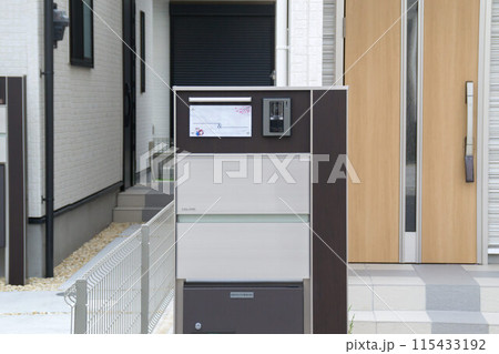 インターホンと郵便ポスト　玄関アプローチ　ドアチャイム　 115433192