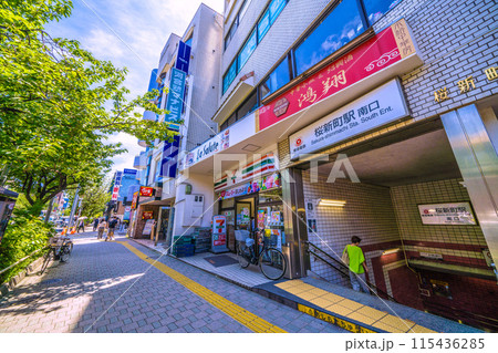 日本の東京都市景観 6月。東急電鉄　桜新町駅  南口などを望む 115436285