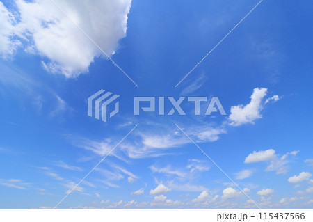 夏の青空に浮かぶ雲 115437566