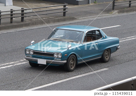 セダン　道路走行 115439011