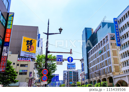 青空を背景に映える繁華街(都市景観)　(熊本市水道町・通町筋) 115439506