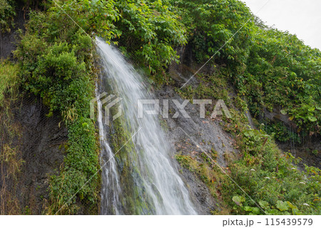 岩肌を流れ落ちる滝　スローシャッター 115439579