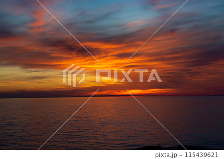 美しい夕暮れの海とオレンジ色の空 115439621