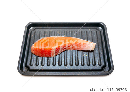 グリルプレートで鮭を焼く準備【白背景・切り抜き】 グリルプレートで鮭を焼く準備【白背景・切り抜き】 115439768