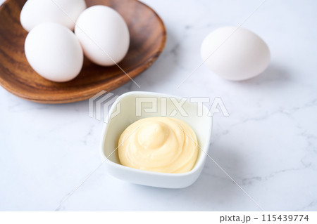 小皿に盛り付けたマヨネーズ 115439774