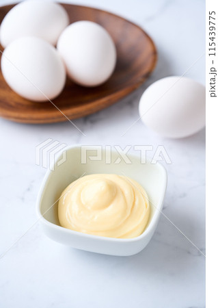 小皿に盛り付けたマヨネーズ 115439775