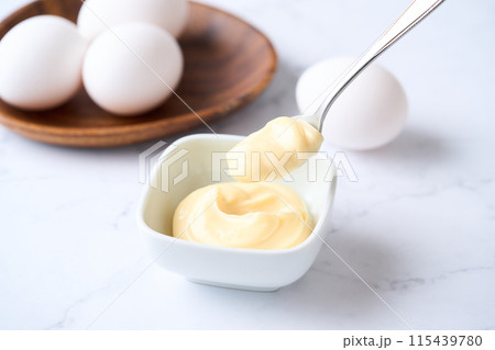 小皿に盛り付けたマヨネーズ 115439780
