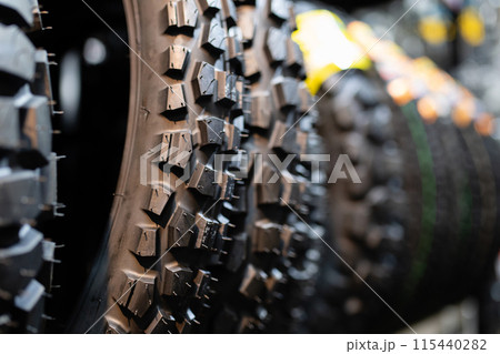 沢山並んだオフロードバイクのタイヤ 115440282