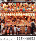 夏祭りの屋台を楽しむ人たち 115440952
