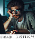 仕事に疲れる男性 115441076