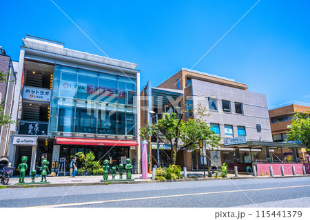 日本の東京都市景観 6月。東急電鉄　桜新町駅 西口などを望む 115441379