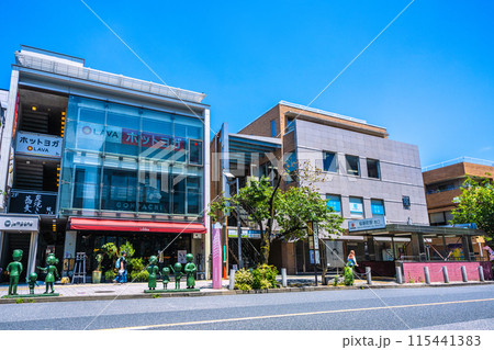 日本の東京都市景観 6月。東急電鉄　桜新町駅 西口などを望む 115441383