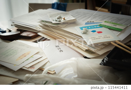 書類の間から発見された遺言書　遺品整理　汚部屋　後から見つかった遺言書 115441411