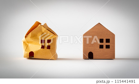 傷んだ家と新しい家　耐震化　住居 115441491