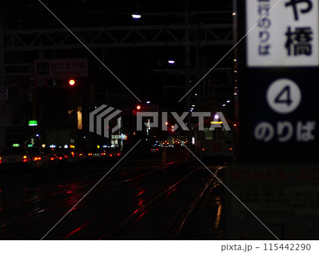 播磨屋橋の交差点付近の夜景（とさでん桟橋線のはりまや橋駅から撮影） 115442290
