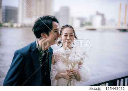 川沿いで笑っている新郎新婦 川沿いで笑っている新郎新婦 115443032