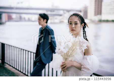悲しそうな表情をする新郎新婦 悲しそうな表情をする新郎新婦 115443056