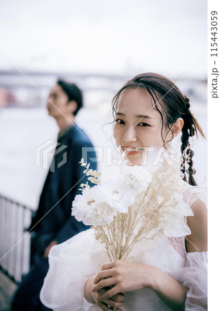 ウェディングドレスを着た笑顔な花嫁 ウェディングドレスを着た笑顔な花嫁 115443059