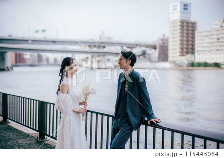 談笑してる新郎新婦 談笑してる新郎新婦 115443084