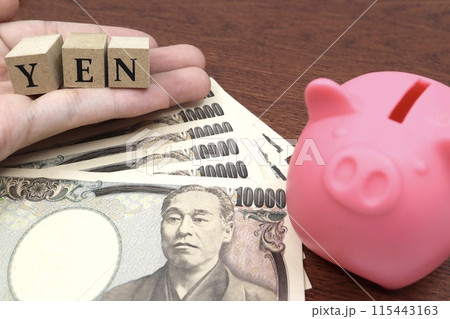 日本の一万円札とYENの文字 115443163