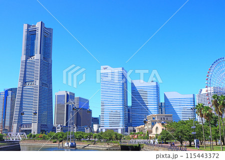 神奈川県横浜市、横浜ランドマークタワーとYOKOHAMA AIR CABINの風景 115443372