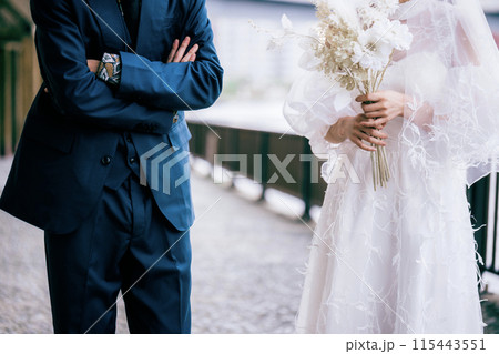 ロケーションフォトウェディングの撮影をしているカップル ロケーションフォトウェディングの撮影をしているカップル 115443551