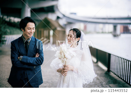 ロケーションフォトウェディングの撮影をしているカップル ロケーションフォトウェディングの撮影をしているカップル 115443552