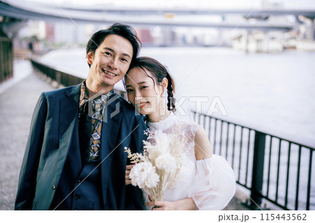 ロケーションフォトウェディングの撮影をしているカップル 115443562