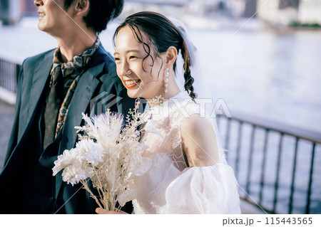 ロケーションフォトウェディングの撮影をしているカップル 115443565