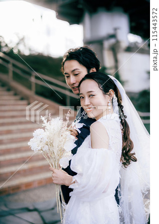 ロケーションフォトウェディングの撮影をしているカップル 115443572