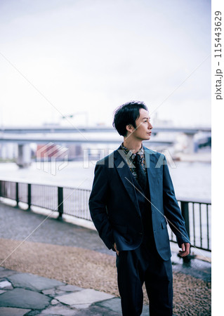 川沿いを散歩するビジネスマン 115443629