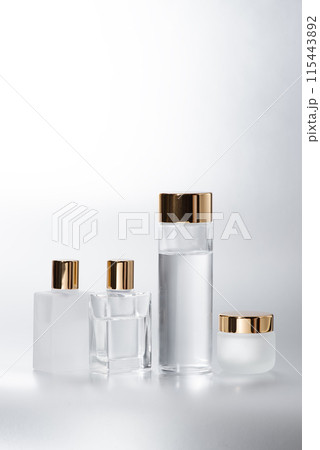 ゴールドのキャップがラグジュアリーな印象のガラス製コスメ容器 115443892