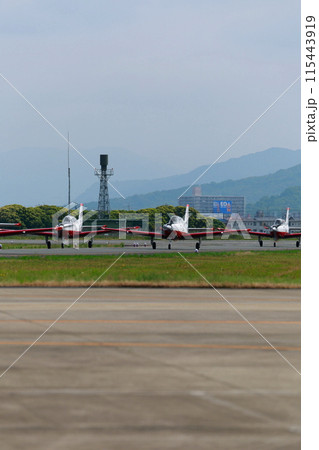 着陸した練習機　自衛隊 115443919