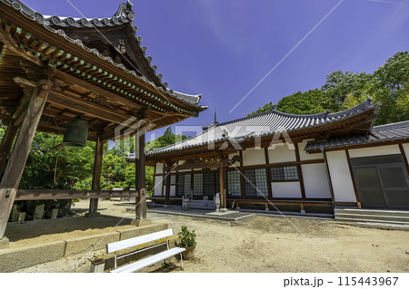 生口島 向上寺 本堂と鐘楼 広島県尾道市 生口島 向上寺 本堂と鐘楼 広島県尾道市 115443967
