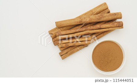 シナモン|シナモンスティックとシナモンパウダー シナモン|シナモンスティックとシナモンパウダー 115444051