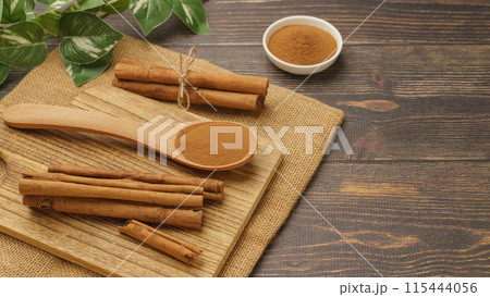シナモン|シナモンスティックとシナモンパウダー シナモン|シナモンスティックとシナモンパウダー 115444056