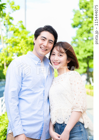 男女カップル　不動産イメージ 115444075