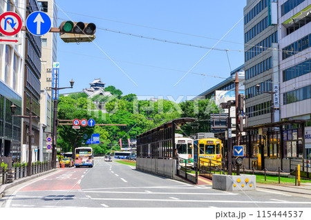 青空を背景に映える熊本城と繁華街・道路交通風景 (熊本市通町筋) 青空を背景に映える熊本城と繁華街・道路交通風景 (熊本市通町筋) 115444537