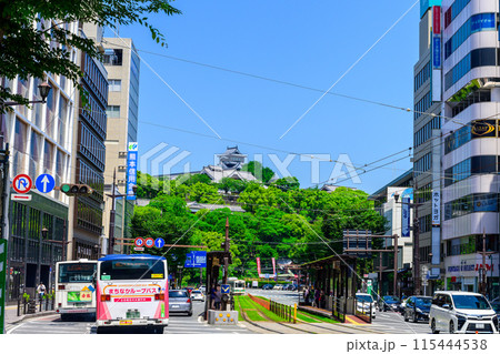 青空を背景に映える熊本城と繁華街・道路交通風景 (熊本市通町筋) 青空を背景に映える熊本城と繁華街・道路交通風景 (熊本市通町筋) 115444538