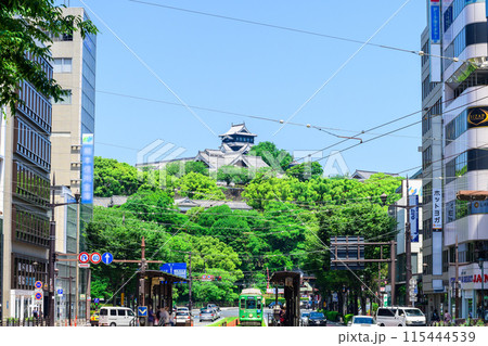 青空を背景に映える熊本城と繁華街・道路交通風景 (熊本市通町筋) 青空を背景に映える熊本城と繁華街・道路交通風景 (熊本市通町筋) 115444539