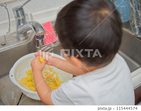 梅の実を洗う男の子 梅の実を洗う男の子 115444574