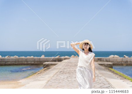 夏の美しいビーチで寛ぐ女性 115444683