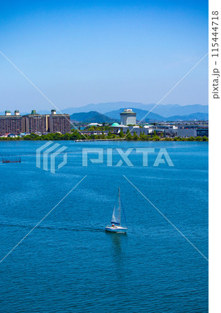 【びわ湖風景】琵琶湖大橋からのマリンブルーの眺め 115444718