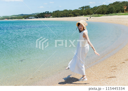 波打ち際に立つ女性 波打ち際に立つ女性 115445334