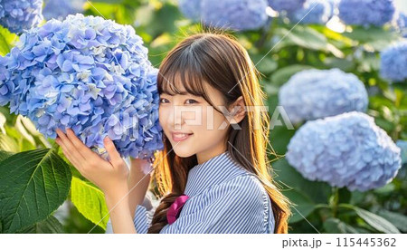 紫陽花と若い女性 115445362