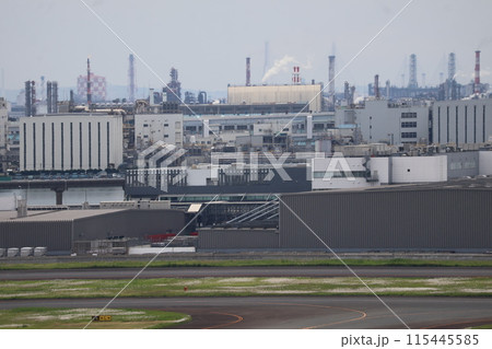 羽田空港の滑走路の向こうに煙突のある工場地帯が見える風景 羽田空港の滑走路の向こうに煙突のある工場地帯が見える風景 115445585