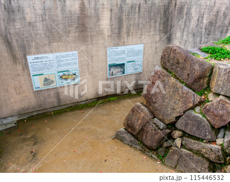 岡山城の力強い石垣の景色　古の石垣 115446532